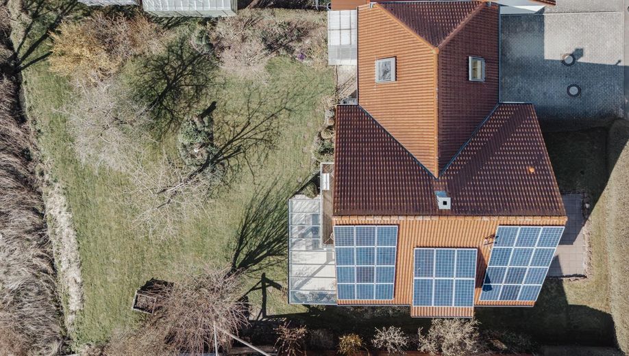 Field-edge location & sunset, detached single-family house with 224 sqm and PV system – Dach mit Photovoltaik 