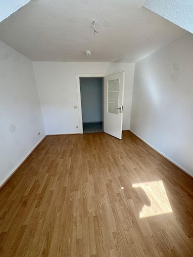 Yeni baştan tamamen yenilenmiş, oturma mutfaklı, yeni ankastre mutfaklı ve güneşlenme teraslı 3 odalı çatı katı dairesi Eller’de – Zimmer 3