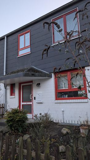 Hausansicht vom Weg