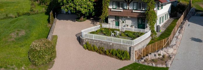 Charmantes Schwarzwaldhaus mit Pool – Luftbild Vorderansicht