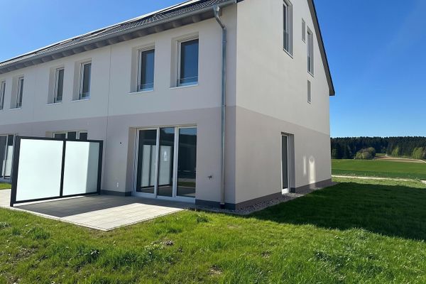 Einziehen & Wohlfühlen: Erstbezug Reihenendhaus mit Terrasse, Garten, Carport & Stellplatz in VS
