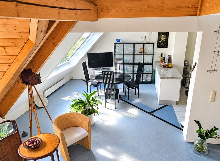 Au / Nockherberg – außergewöhnliche Maisonette mit Galerie & Westterrasse | 3 Räume im OG möglich – Blick zum Essbereich