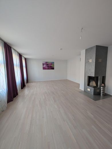 Wohnzimmer mit Kamin