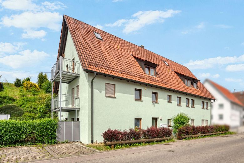 PROVISIONSFREI: Solides 6-Familienhaus (461 m²) mit Potenzial – Schönebürg / Raum Biberach – Frontansicht (Seite links)