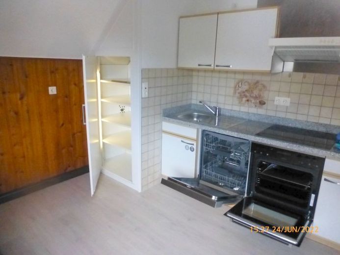 Belbe appartement calme de 2,5 pièces ZKBGWDM au 2e étage, avec garantie du prix du loyer, petit balcon dans un emplacement privilégié, – Küche mit Vorratsschrank
