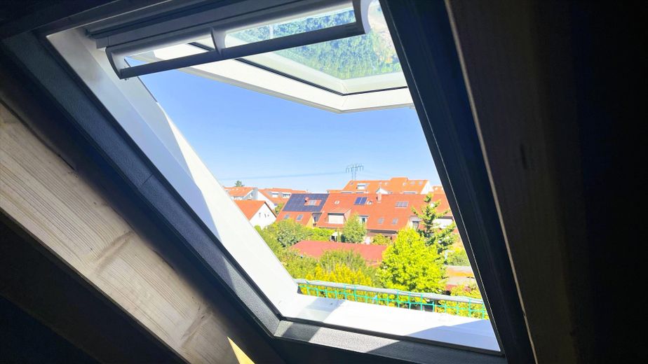 Ruhe mit Blick über Felder: Exklusives wohngesundes Plusenergie-Doppelhaus, S-Bahn fußläufig – Dachfenster mit weitem Blick