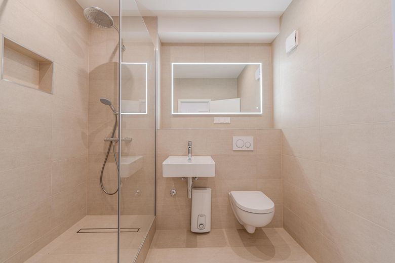 Kernsanierte 2-Zimmer-Wohnung in Derendorf | HSD | Einbauküche | teilmöbliert – Bad WC Ansicht 1