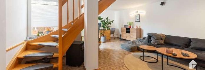Großzügige Maisonettewohnung inkl. EBK mit Terrasse/Garten u. Balkon im Zentrum von Bad Belzig – Wohnzimmer (Treppe ins OG)