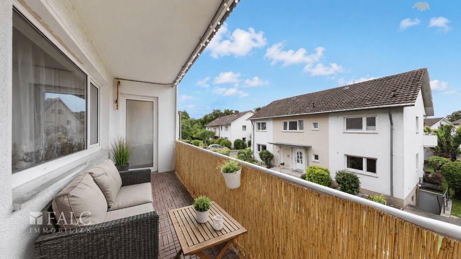 Familienfreundliche Wohnung in Rheinlage mit attraktivem Entwicklungspotenzial – Balkon