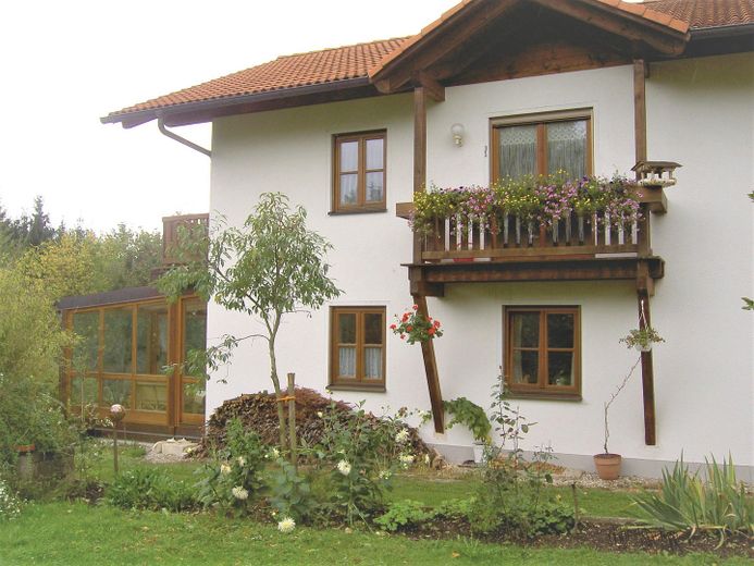 2-gezinswoning incl. 1700 m² grond in Engelsberg – Außenansicht Ost
