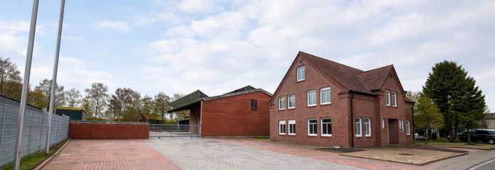 Einfahrt mit Parkplätze 