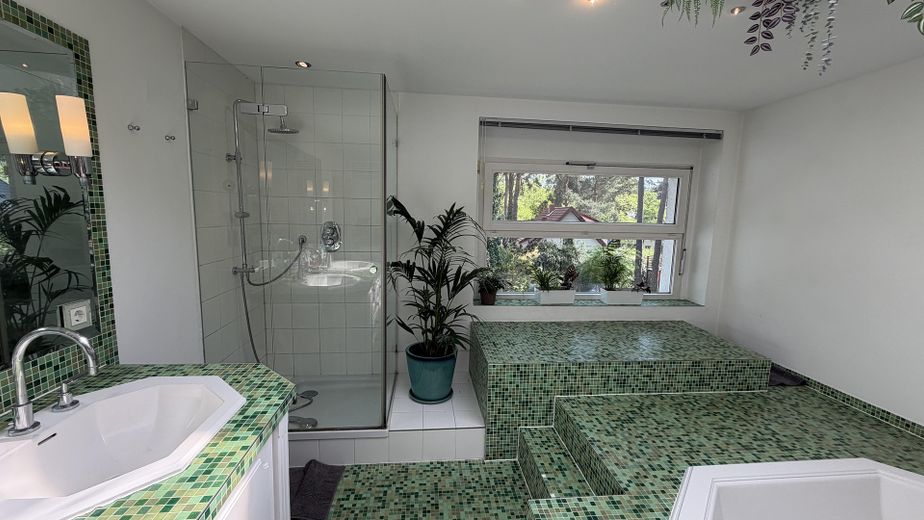 Traumhafte zeitgenössische Immobilie in der ruhigen Villenkolonie Kleinmachnow – Badezimmer 1.OG