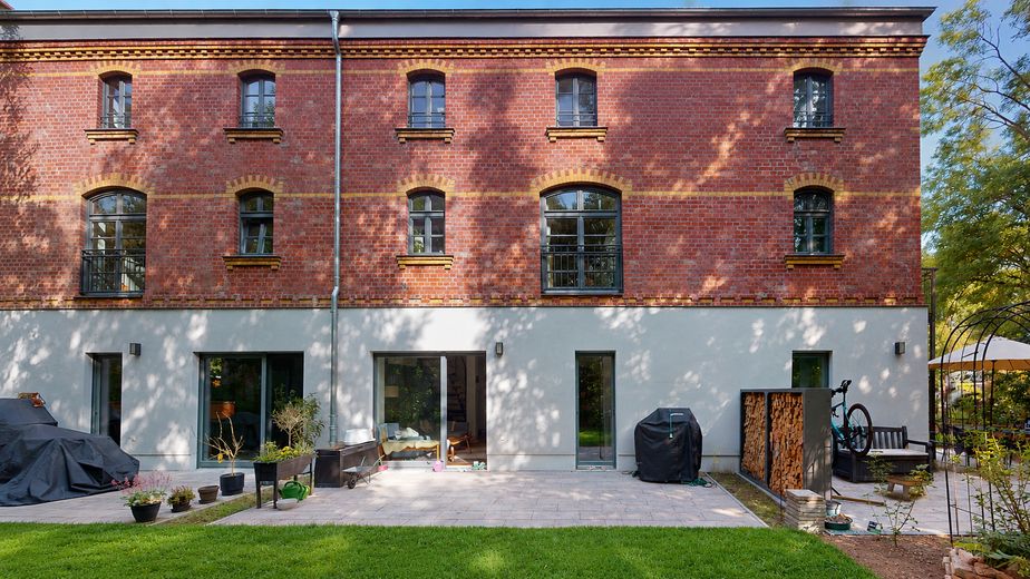 Modernes Reihenhaus im kernsanierten Hofensemble mit Wärmepumpe und langfristigem Mietverhältnis – Gartenansicht