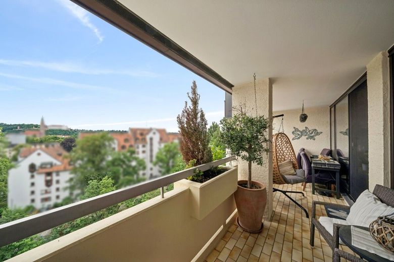 Großzügige 3-Zimmer-Maisonette in Landshut mit Loggia, Aufzug und Tiefgaragenstellplatz inklusive – Loggia Obergeschoss