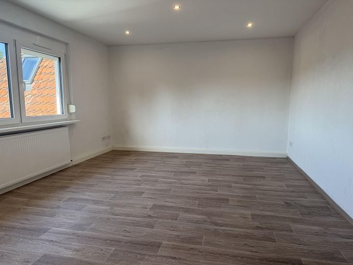 3-Zimmer-Wohnung mit neuer Einbauküche, Südbalkon & Stellplatz – Wohnzimmer