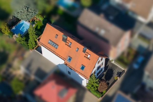 Zwei große Häuser (sehr guter Zustand) im Doppelhaus-Stil mit Tageslichtbädern und einladendem Pool