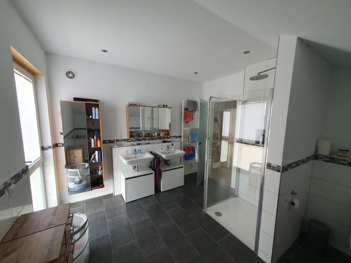 Bad DG mit Dusche + 2 Wbecken