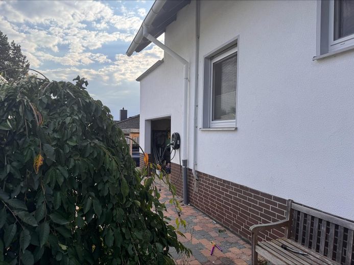 Commission-free: Well-maintained family home with 24 kWp PV system, storage, pool & large plot – Außenansicht