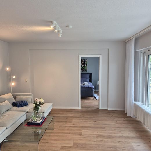 Blick Wohnzimmer zu Schlafz.