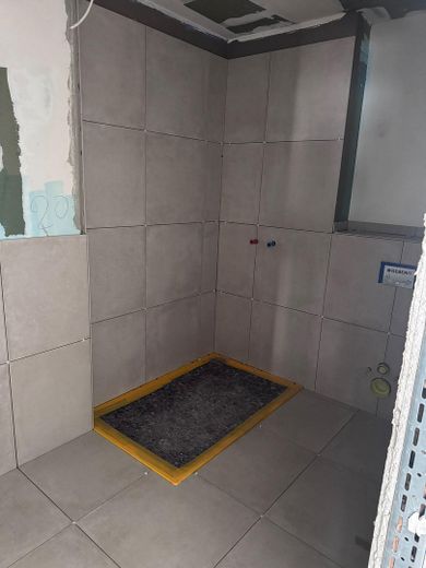 Erstbezug nach Kernsanierung | KfW55 EE | 61 m² | EG | Bahnhof 2 Min. | Bezugsfertig 10/2026 – Bauzustand Badezimmer