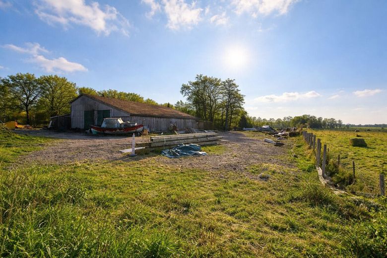 Großzügiger Resthof mit über 6,2 ha Land - ruhige Lage, vielseitige Nutzungsmöglichkeiten – Scheune von der Straße