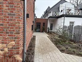 Modernes Wohnen in begehrter Lage von Hüde am Dümmer See – neuwertige Dachgeschosswohnung – Hauseingang hinterm Haus