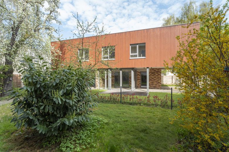 Hausansicht und Garten 