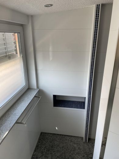 Lichtdurchflutete Dachwohnung: Doppelgarage, PV & Bahnhalt-Perspektive – provisionsfrei – Duscheinstieg