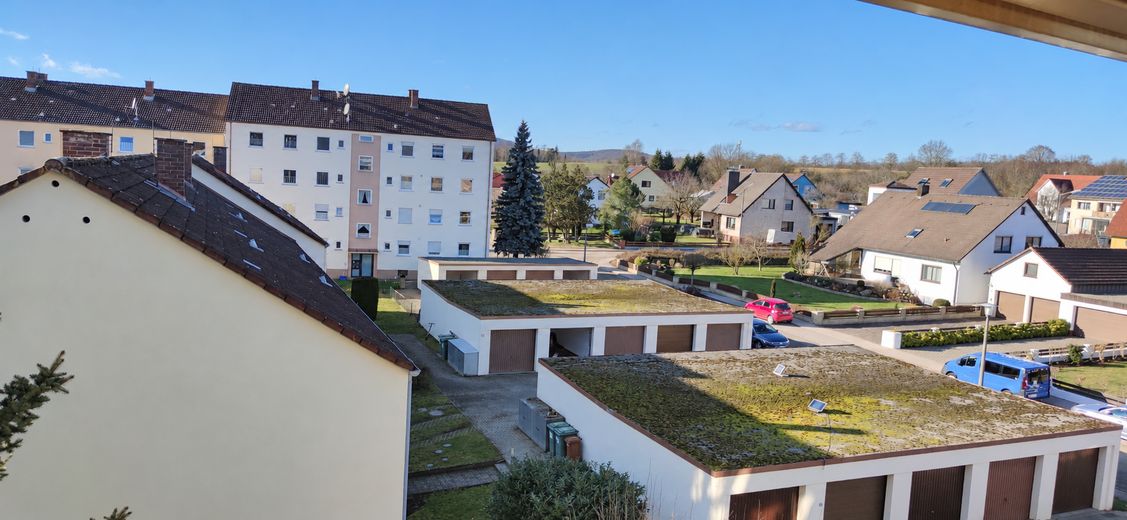 Helle Wohnung mit großzügigem Wohnbereich, Einbauküche, Balkon und eigener Garage – Foto 1