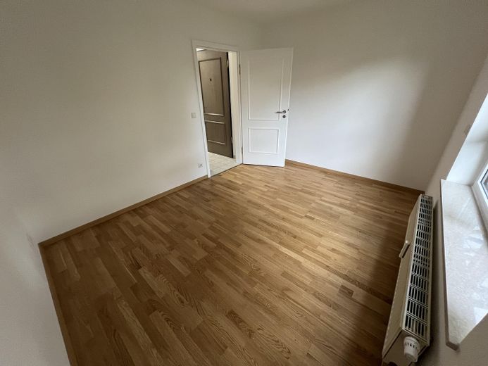 Urokliwe mieszkanie z ogrodem i pokojem muzycznym w spokojnej okolicy Monachium-Maxhof – Schlafzimmer EG