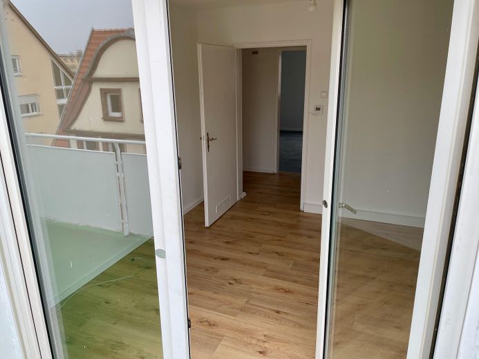 Renovierte 2,5-Raum-Penthouse-Wohnung mit Balkon in Kaiserslautern – Blick ins Wohnzimmer
