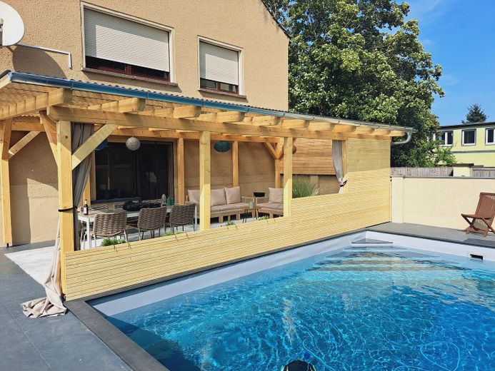 Haus 2 mit Pool und Terrasse