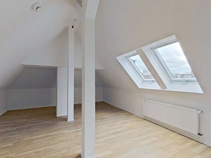 NIENTE ONERI PER IL RISCALDAMENTO, MA 2 CANONI NETTI GRATUITI: Appartamento mansardato di 2 locali dalla disposizione particolare, con vasca da bagno – Ansicht I: Schlafzimmer (1.OG)