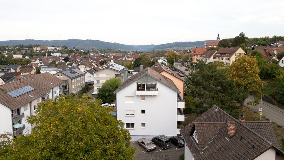 Frisch renovierte und bezugsfertige 3-Zimmerwohnung inkl. Parkplatz und mega Aussicht – Blick auf das Haus