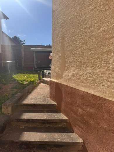 Charmante maison familiale, prête à emménager, avec grande terrasse dans un emplacement pratique – Zugang zu Terrasse von außen