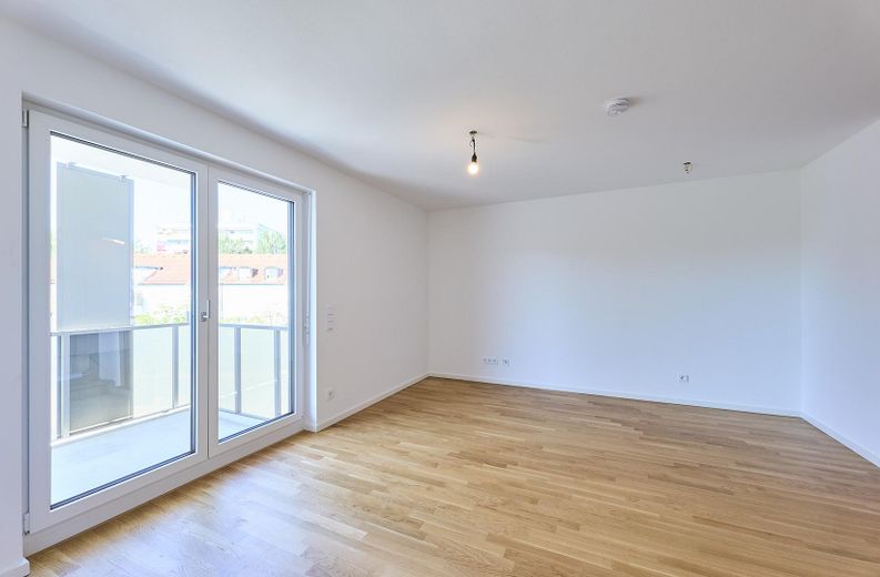 Neubau: Helle und ruhige Zwei-Zimmer-Wohnung mit luxuriöser Innenausstattung mit Balkon und EBK – Wohnbereich 2