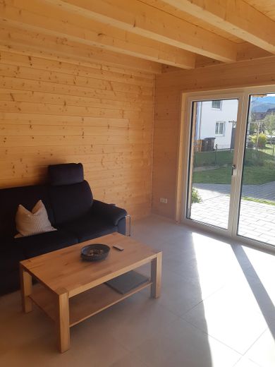 SENZA PROVVIGIONE: Moderna casa in legno "a basso consumo energetico A+" su terreno in enfiteusi nella splendida regione del Chiemgau – Wohnzimmer im EG-3