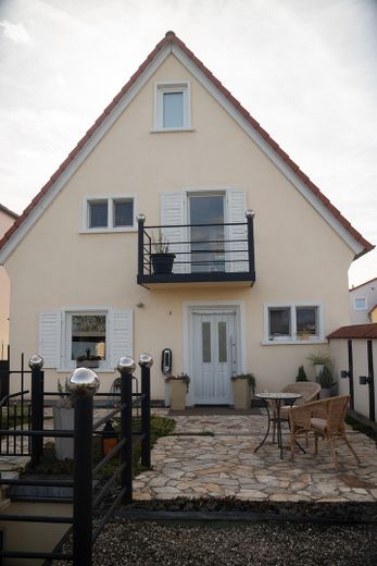 Çok yönlü bahçeye sahip geniş müstakil ev – aileler ve çok kuşaklı yaşam için ideal – Hausansicht Ostseite