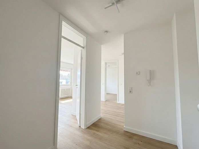 Frisch renoviert: Helle 3.5-Zi.-Wohnung mit Süd-Westbalkon & Garage – Provisionsfrei! – Flur