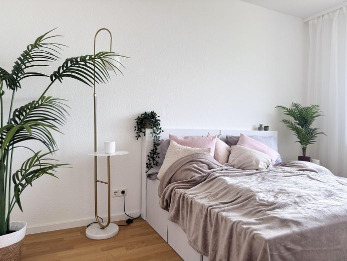 PROVISIONSFREI | Modernisierte 2-Zimmer-Wohnung mit Fernblick, großem Balkon & Einzelgarage – Schlafzimmer