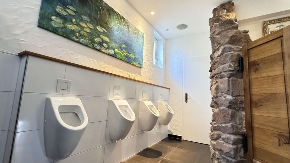 Restaurant mit Veranstaltungsraum, traumhaften Biergarten und Wirtewohnung zu verpachten – Herren-WC