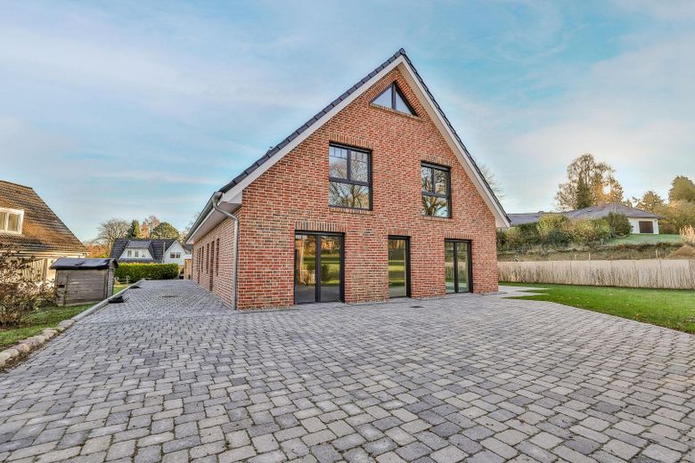 Neubau-Doppelhäuser in Scharbeutz-Klingberg – Traumlage am See, nur wenige Minuten zur Ostsee! – Auffahrt Rückseite