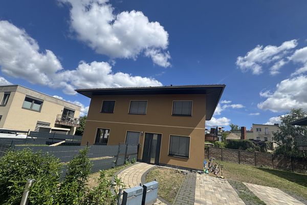 Traumhafte 4 Raumwohnung mit großem Garten in einer Villa