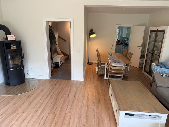 Gerenoveerde eindwoning met kelder en verbouwde zolder – Wohn- Esszimmer