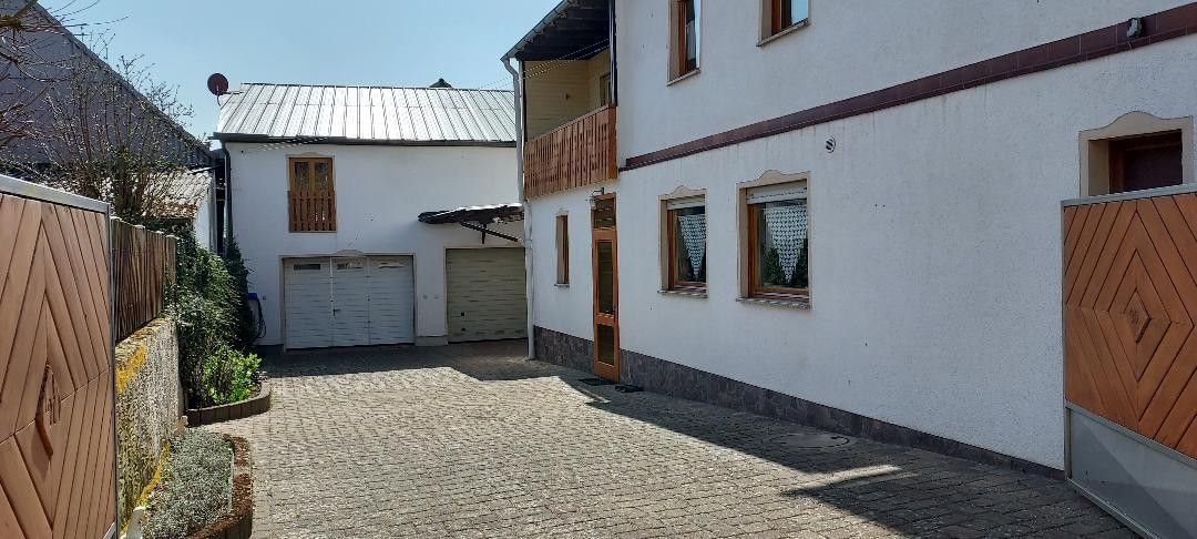 Hofeinfahrt + Garagen Haus 1