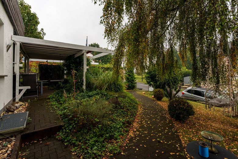 vielseitig verwendbares Zweifamilienwohnhaus im anerkannten Naturschutzgebiet – Außenbereich vor Haupteingang