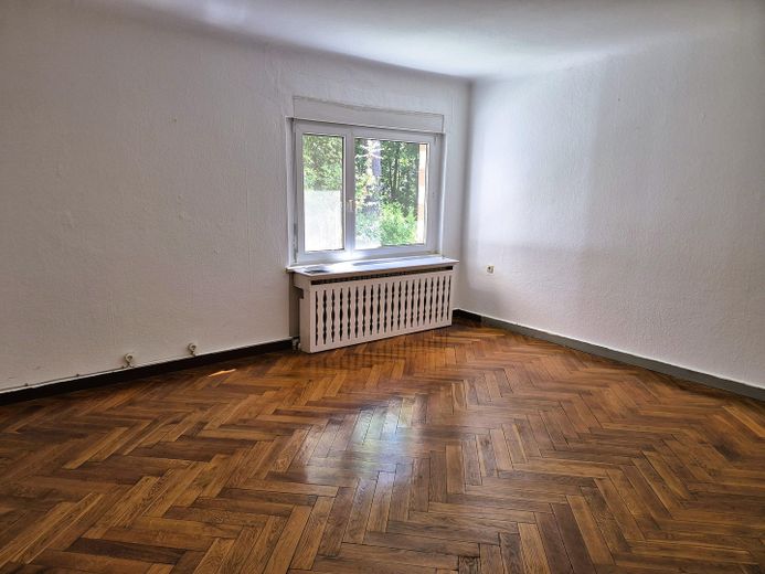 Großes Grundstück im Grünen mit Haus, Garage, Carport, Stellplätze – Wohnzimmer