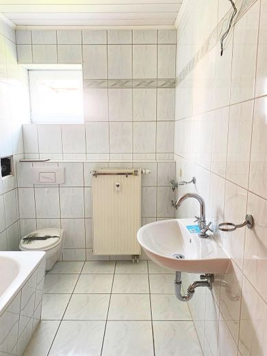 helle und angenehme 3 Zimmer mit Balkon im EG, soeben frisch saniert – Bad