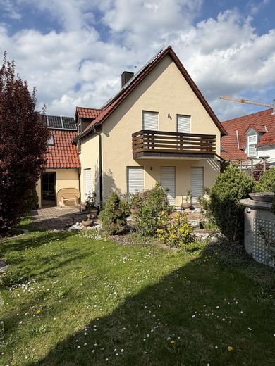 Freistehendes Einfamilienhaus in Neutraubling – Garten