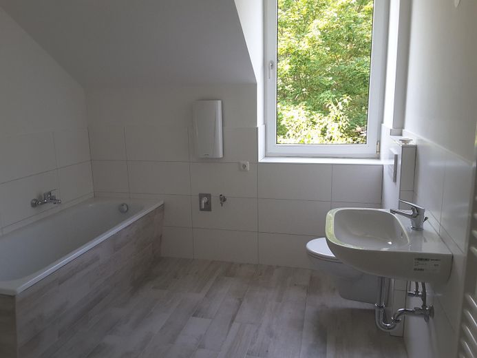 Sonnige 3- Raum Wohnung in Fichtenwalde – Badezimmer